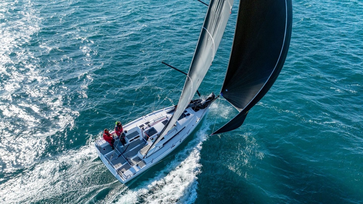 FIRST-36-SE-illu-slider-1440x810-04