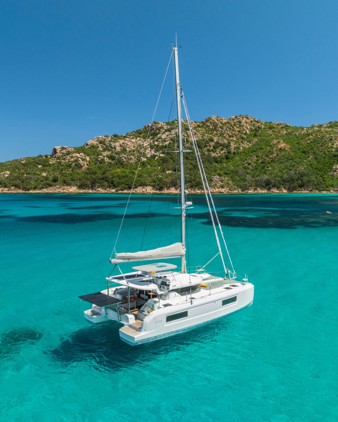 At the helm of the Lagoon 38, every heading becomes a dream. ⚓🌴@raymarine ne guides your maneuv