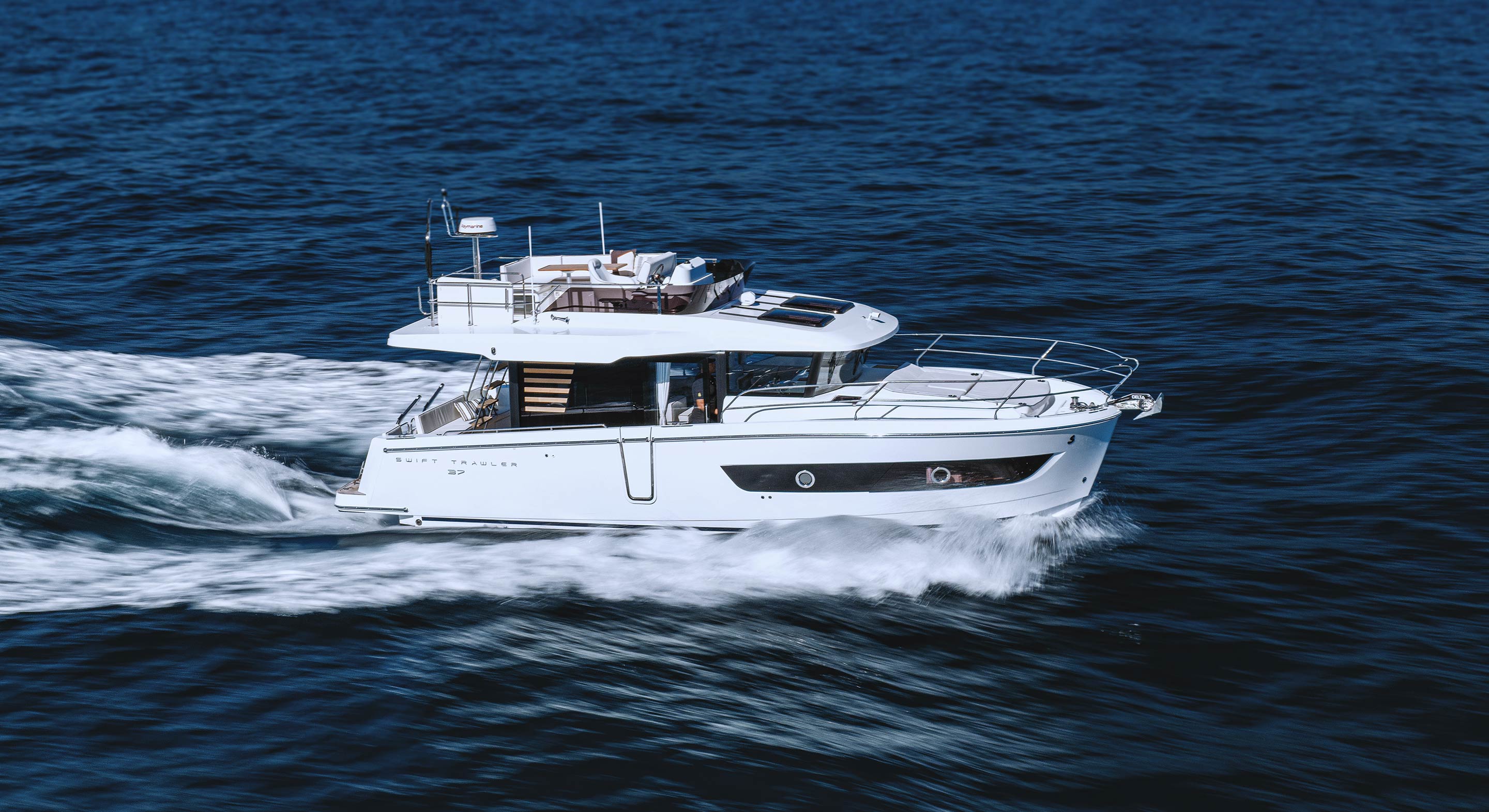 swift-trawler-37-fly-exterieur-2